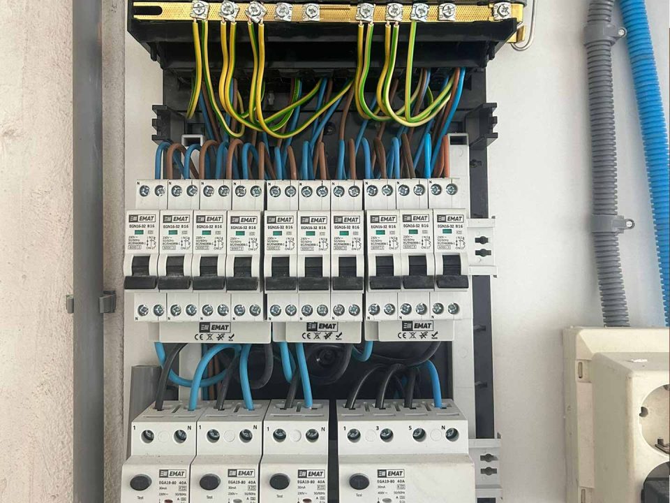 Steeds vaker stroomuitval in huis? Jouw installatie kan het niet meer aan 1 Groepenkast aan huis laten installeren door ervaren elektricien 5