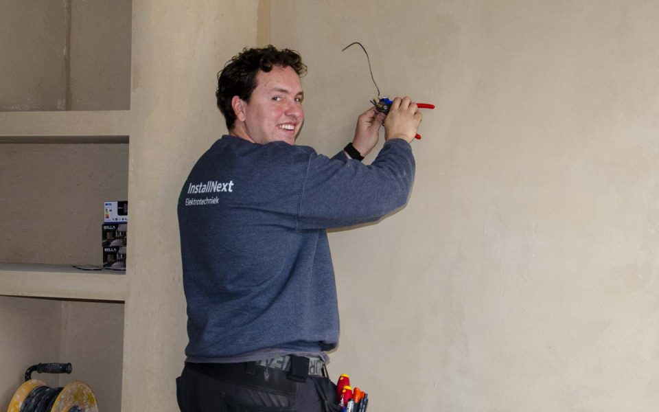 Install-Next-elektricien-aanstrippen-vd-draad-woonkamer